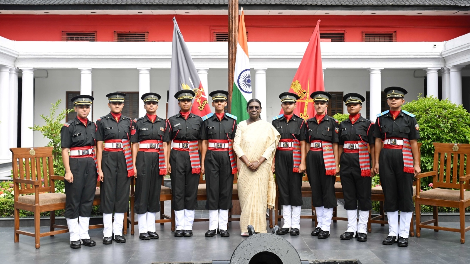 एनडीए प्रशिक्षित महिला कैडेटों का पहला बैच अधिकारी बना